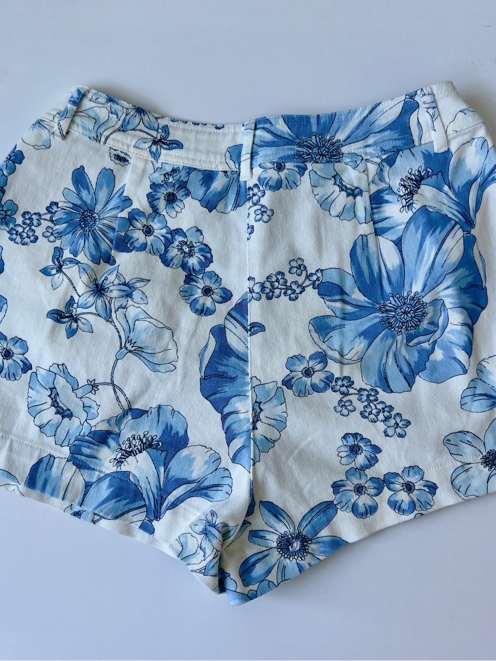 Francesca's Collections White & Blue Floral High-Waist Shorts - Picture 4 of 6